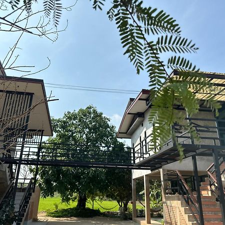Ban Suweena Uthai Thani Buitenkant foto