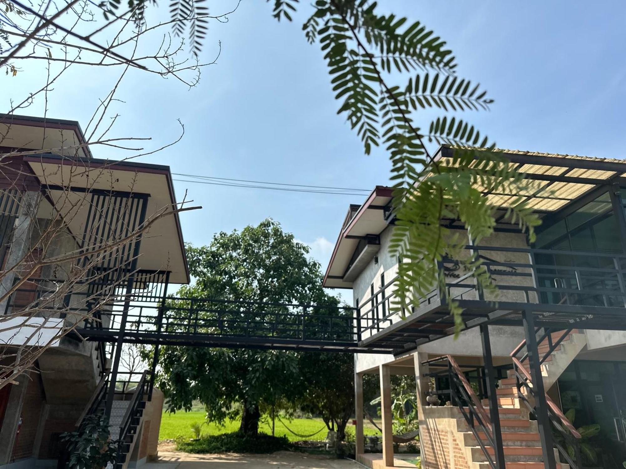 Ban Suweena Uthai Thani Buitenkant foto