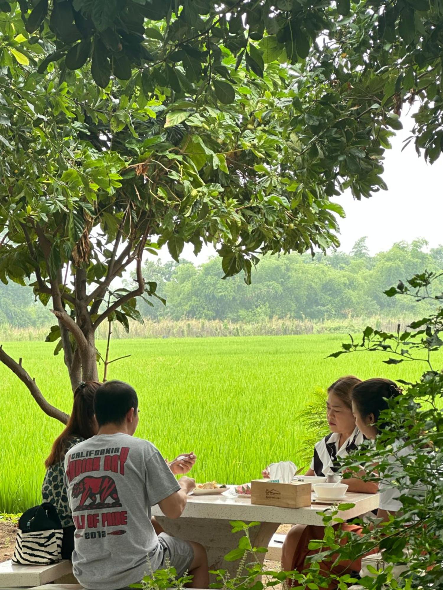 Ban Suweena Uthai Thani Buitenkant foto